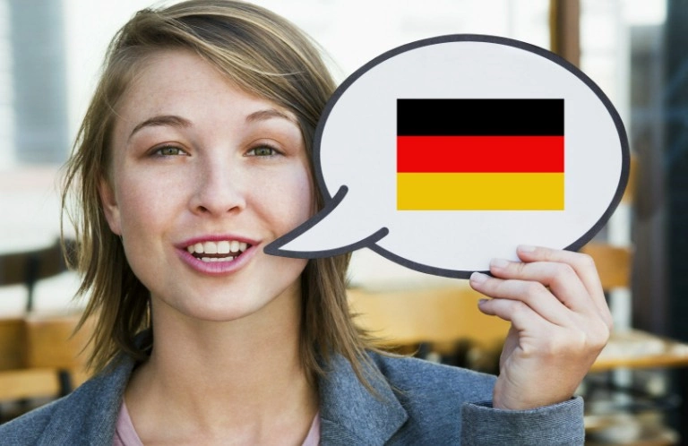 kobieta trzymająca chmurkę z flagą Niemiec